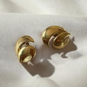 Vintage Gold Tone Trifari Circular Swirl Clip On Earrings